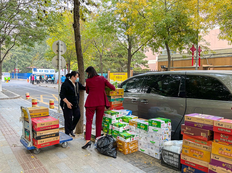 10月25日，美汐清潔杜總、孟總、綜合部經理凌馥、區域經理付永軍來到怡?；▓@小區，慰問疫情封控區、管控區的保潔員。